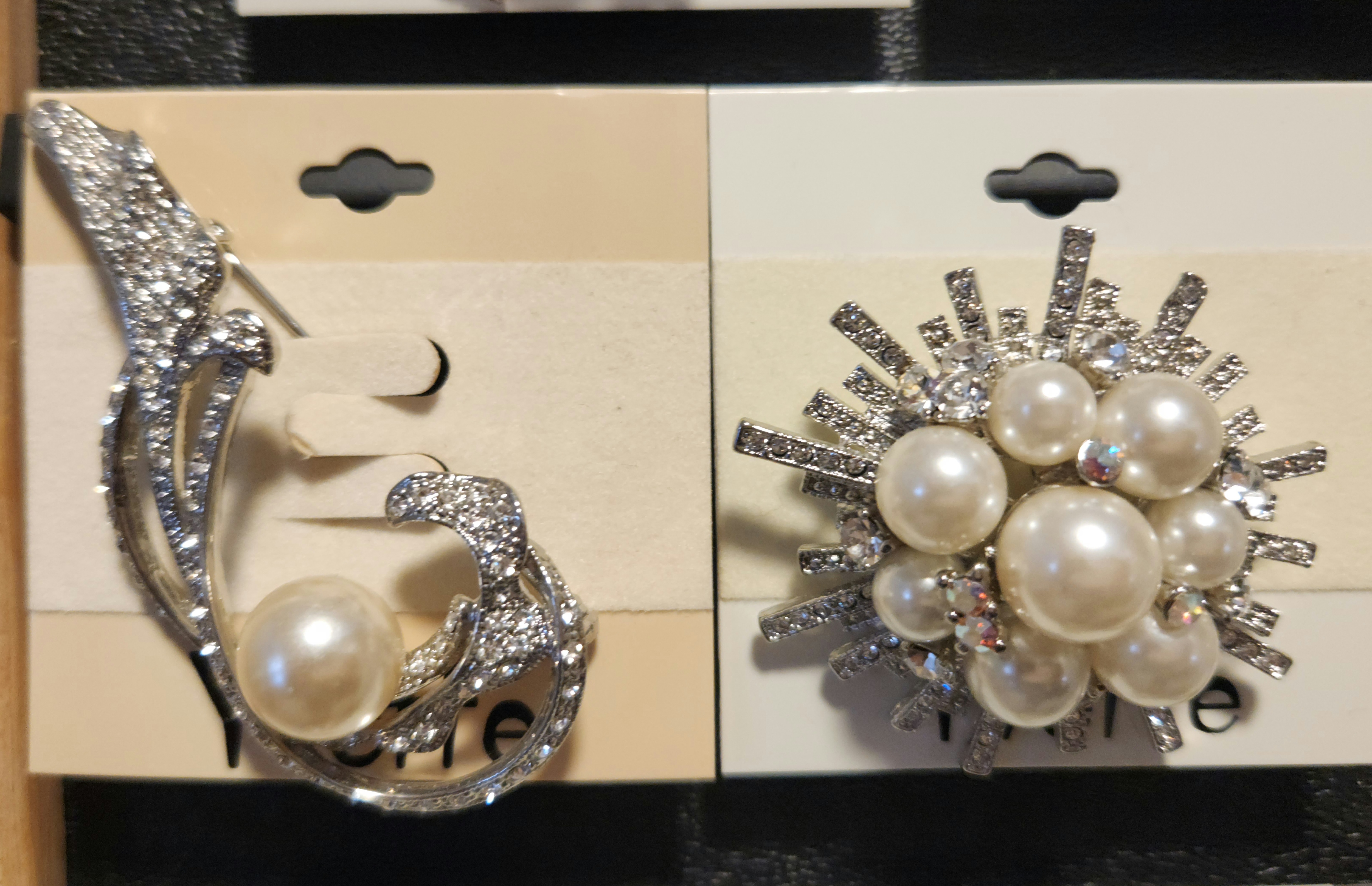 Brooch pearls
